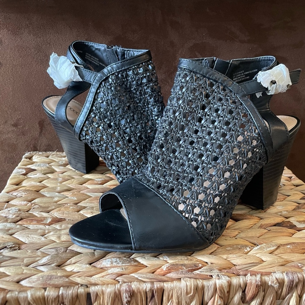 NWOT SIZE 12WW heel sandal